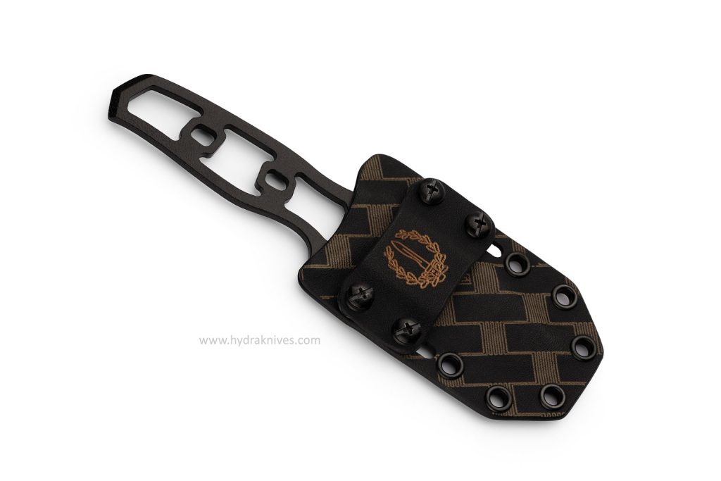 Fabricado con los mejores estándares de calidad europeos, el conjunto responderá siempre ante cualquier tarea que se le presente. Ligero, resistente y compacto el Cuchillo Hydra Knives NOA II dispone de doble guarda y rompe cráneos terminado en punta de diamante para concentrar el impacto, y un mango diseñado para todo tipo de agarres con o sin guantes. Cuchillo Hydra Knives NOA III